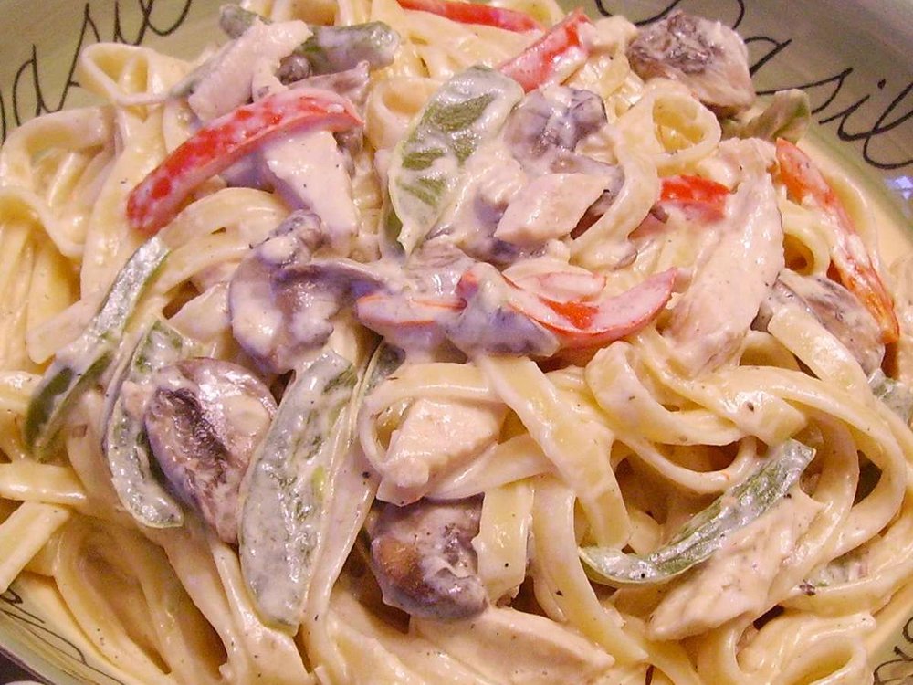 Alfredo Fettuccine with Chicken Primavera