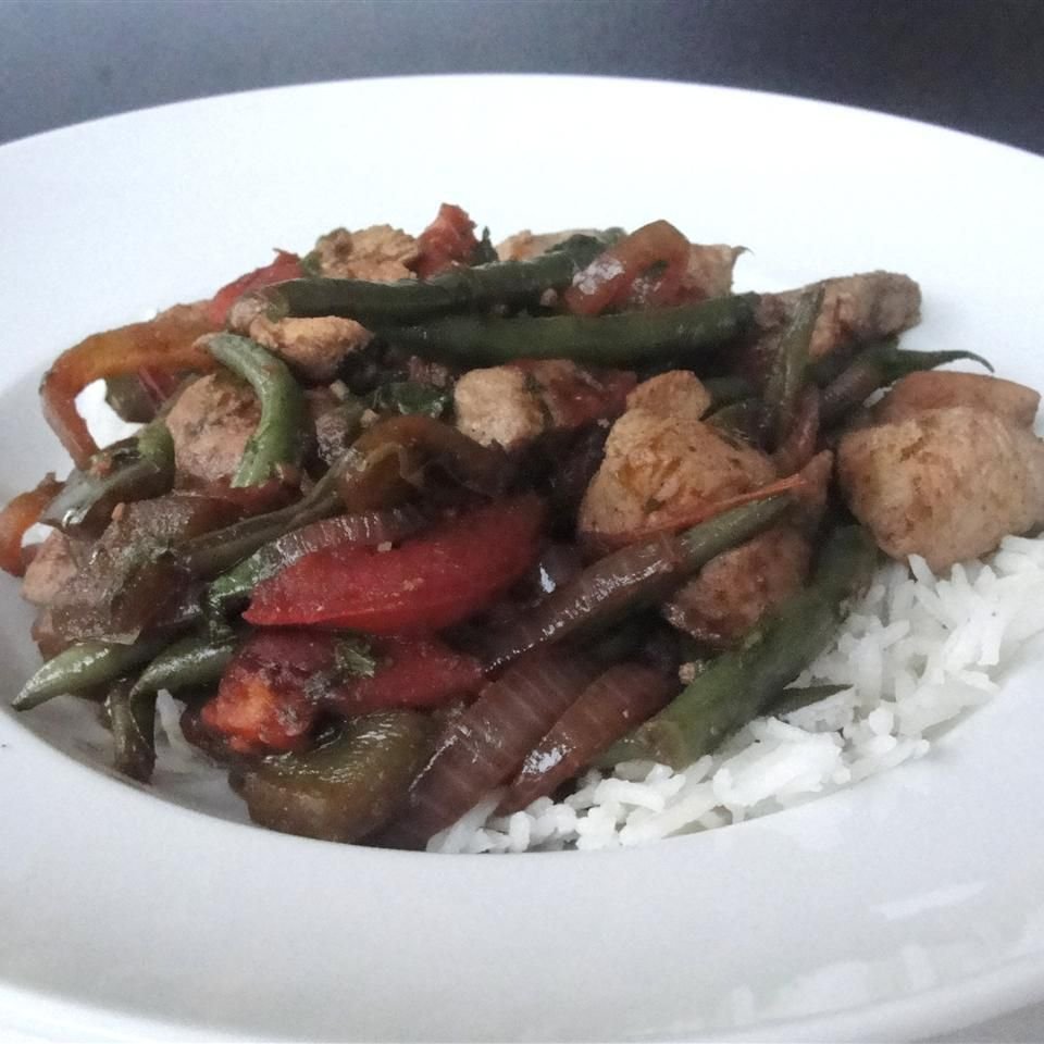 Vainitas Saltadas con Pollo (Peruvian Green Beans and Chicken)